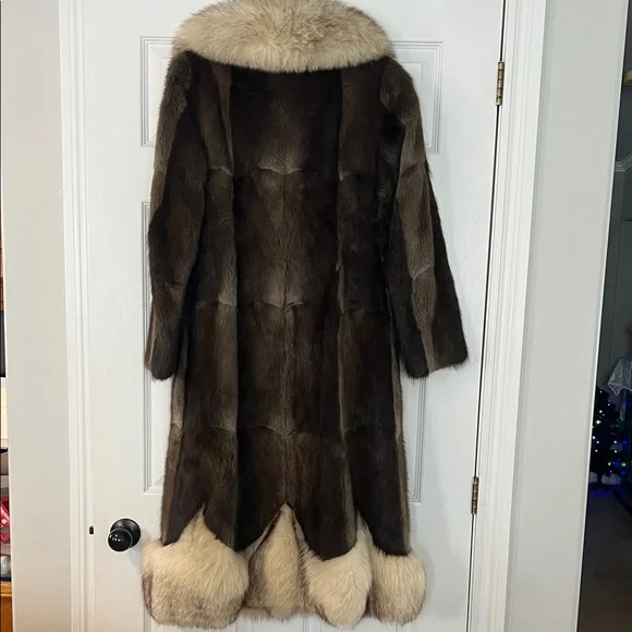 Luxurious vintage Fur Coat - Picture 2 of 4